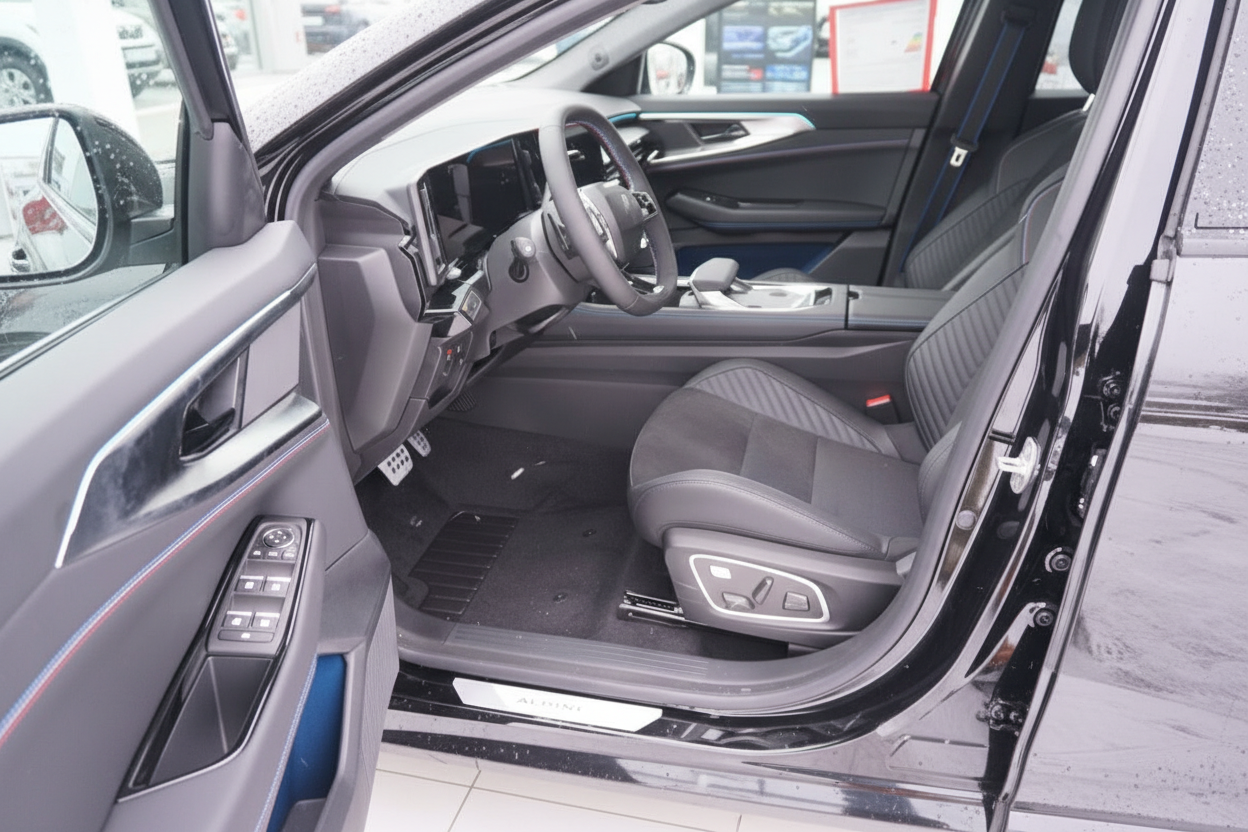 Schwarzes Fahrzeug Innenraum mit grauen Ledersitzen, digitalem Cockpit und modernem Lenkrad