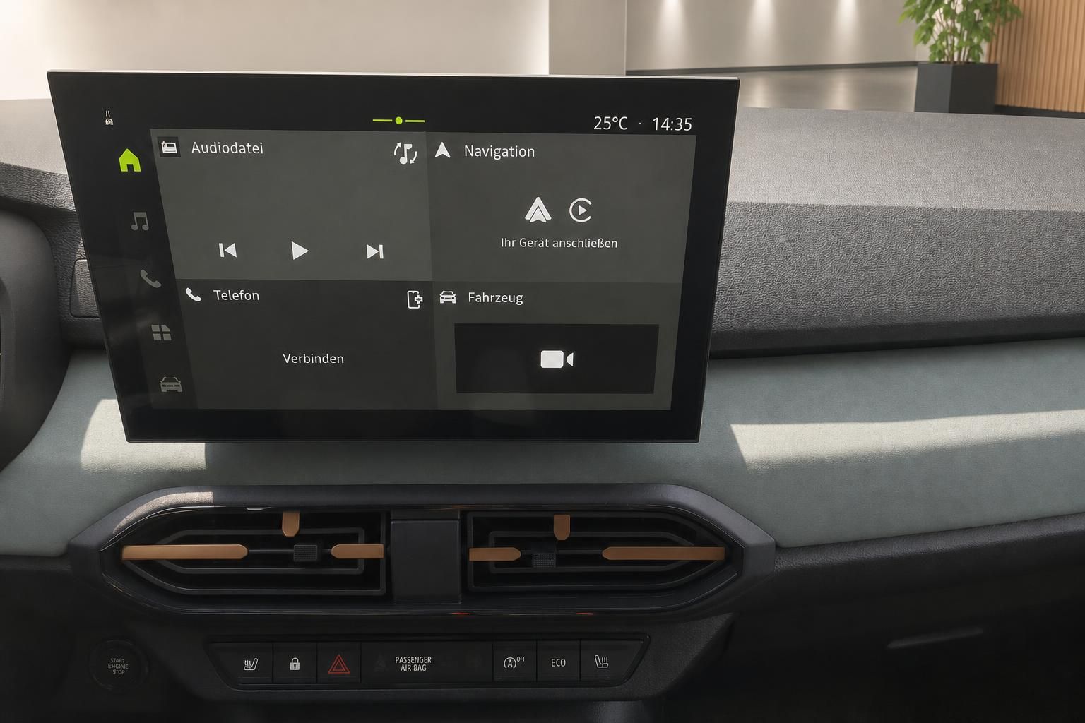 Infotainment-Touchscreen mit Navigation und Klimabedienung im Dacia