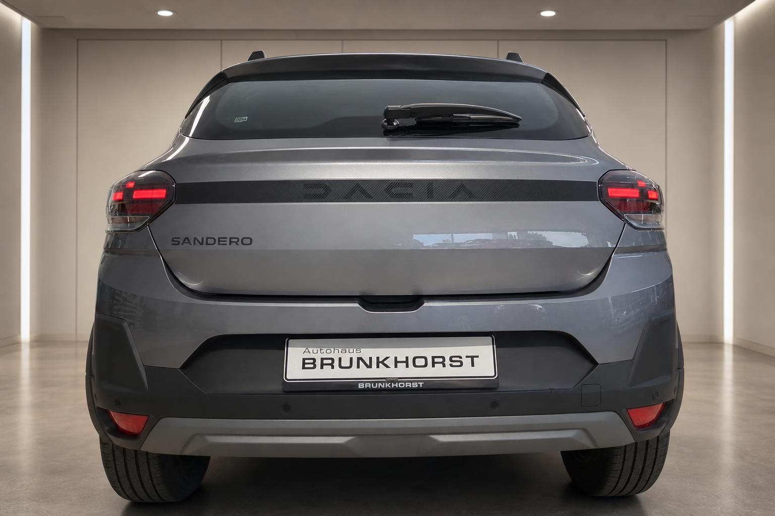 Dacia Sandero Heckansicht grau mit LED-Rückleuchten im Autohaus