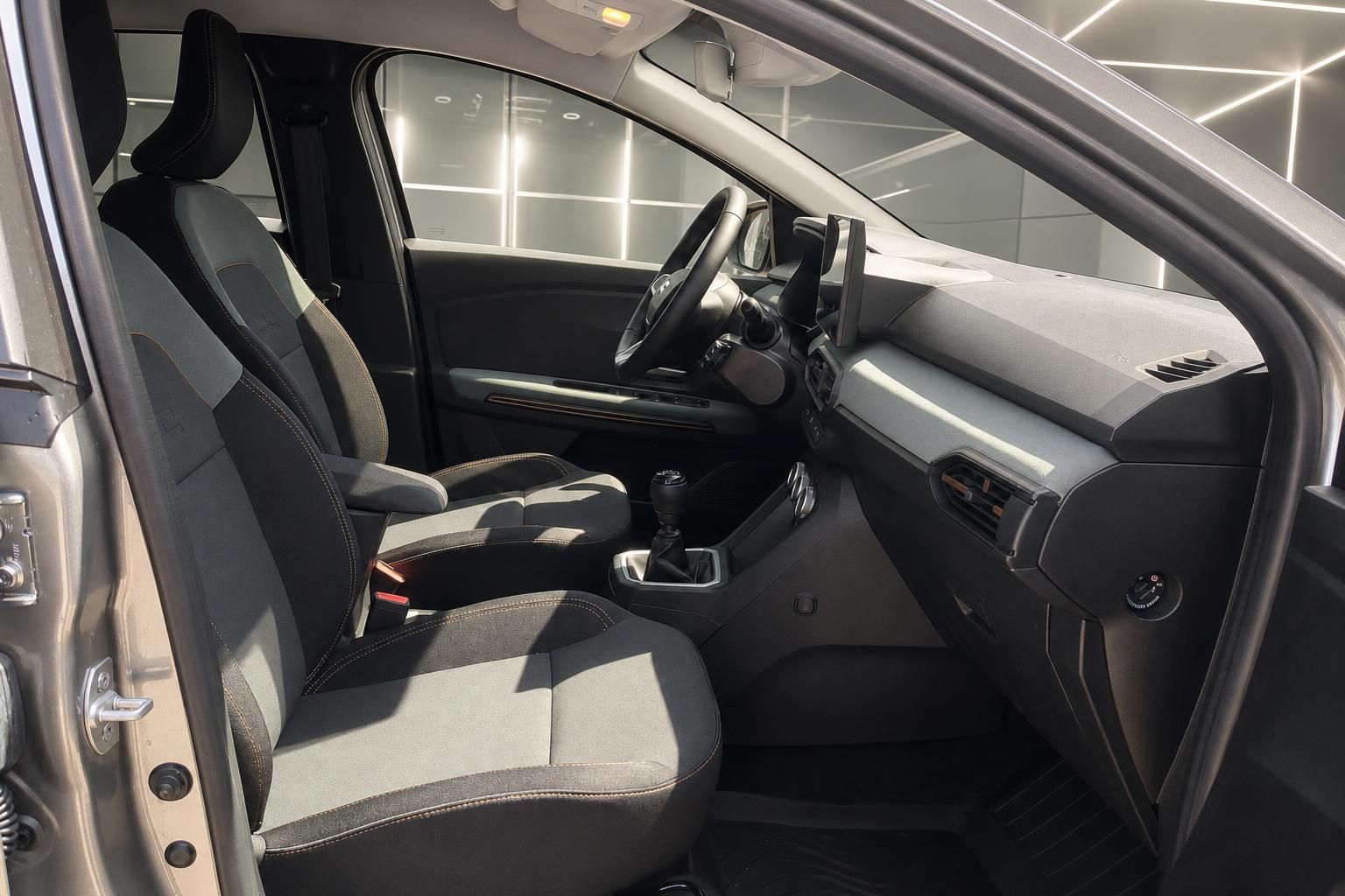 Vorderer Innenraum eines Dacia mit Sitzen und Armaturenbrett