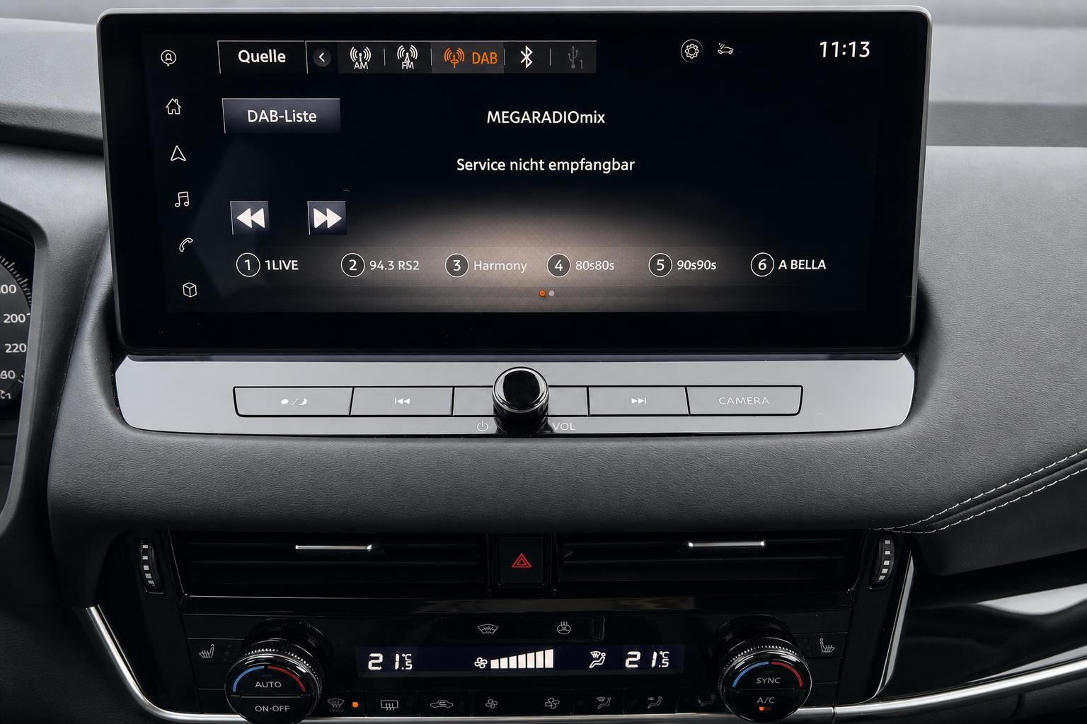 Infotainment-Display mit DAB-Radio und Medienbedienung im Fahrzeug-Cockpit