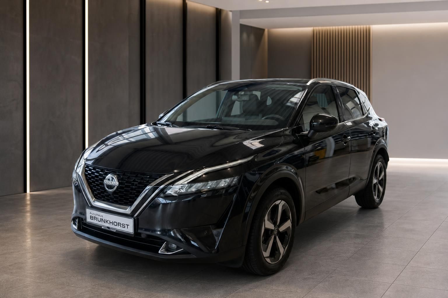 Schwarzer Nissan Qashqai SUV in modernem Showroom - Seitenansicht mit eleganter Beleuchtung