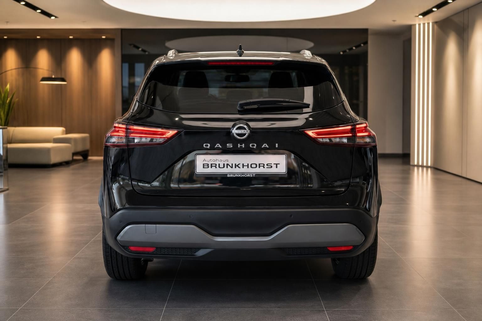 Nissan Qashqai Heckansicht in schwarz mit LED-Rücklichtern und QASHQAI Schriftzug im Showroom