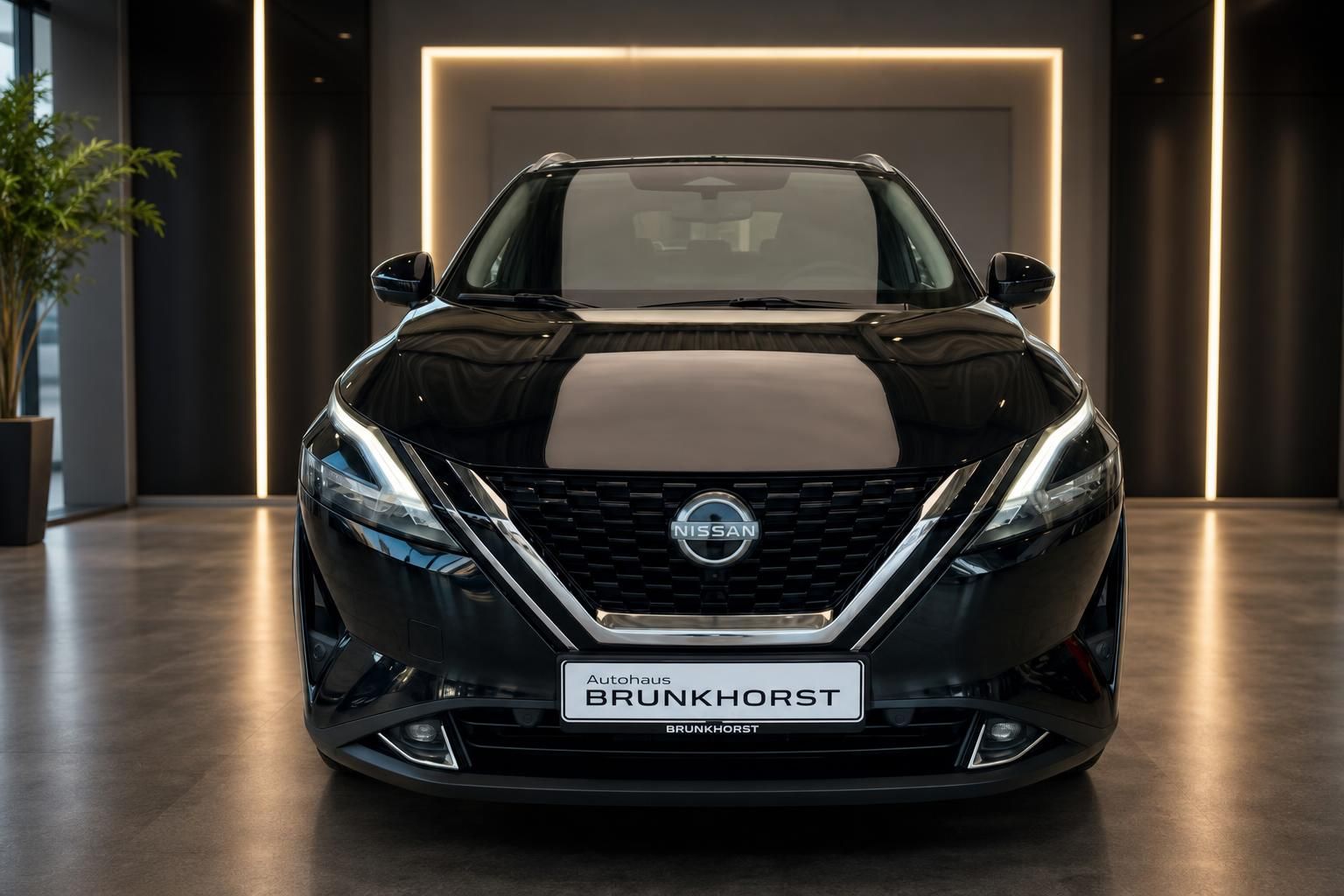 Nissan Qashqai Frontansicht in schwarzer Lackierung im Autohaus Showroom mit LED-Scheinwerfern