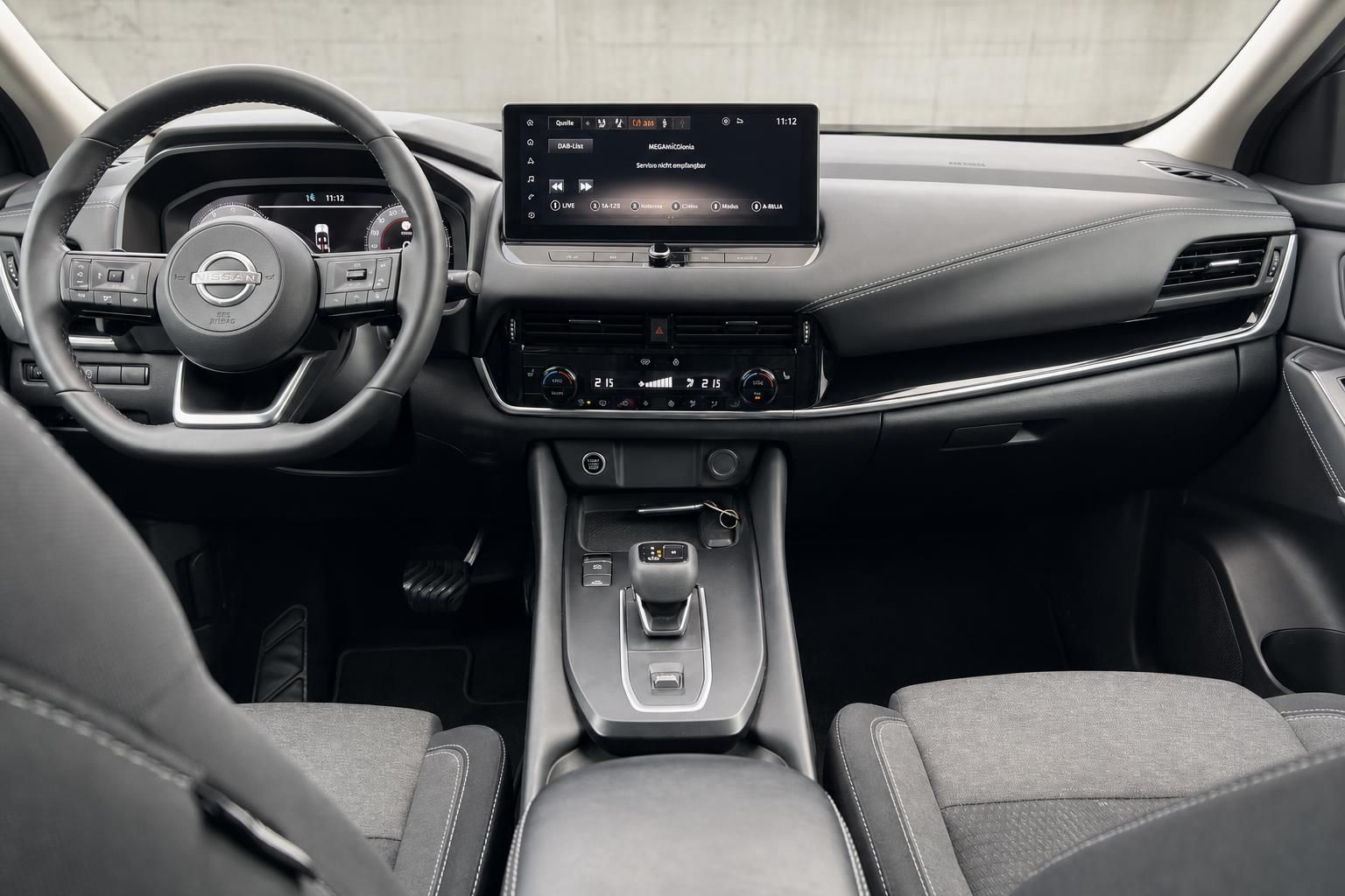 Nissan Qashqai Innenraum mit modernem Dashboard, Touchscreen und grauen Sportsitzen