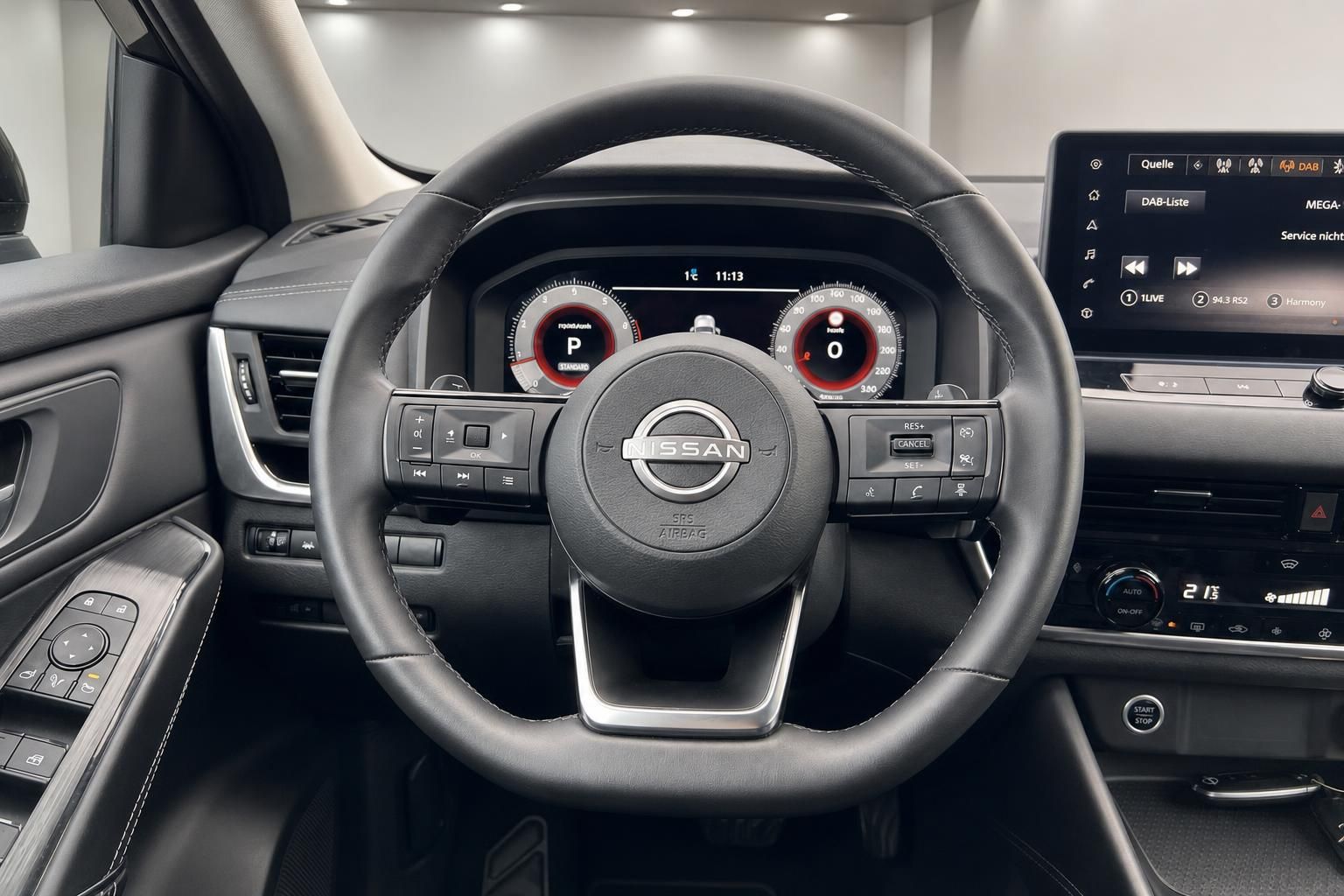 Nissan Cockpit mit Lenkrad, digitalen Instrumenten und Infotainment-Display