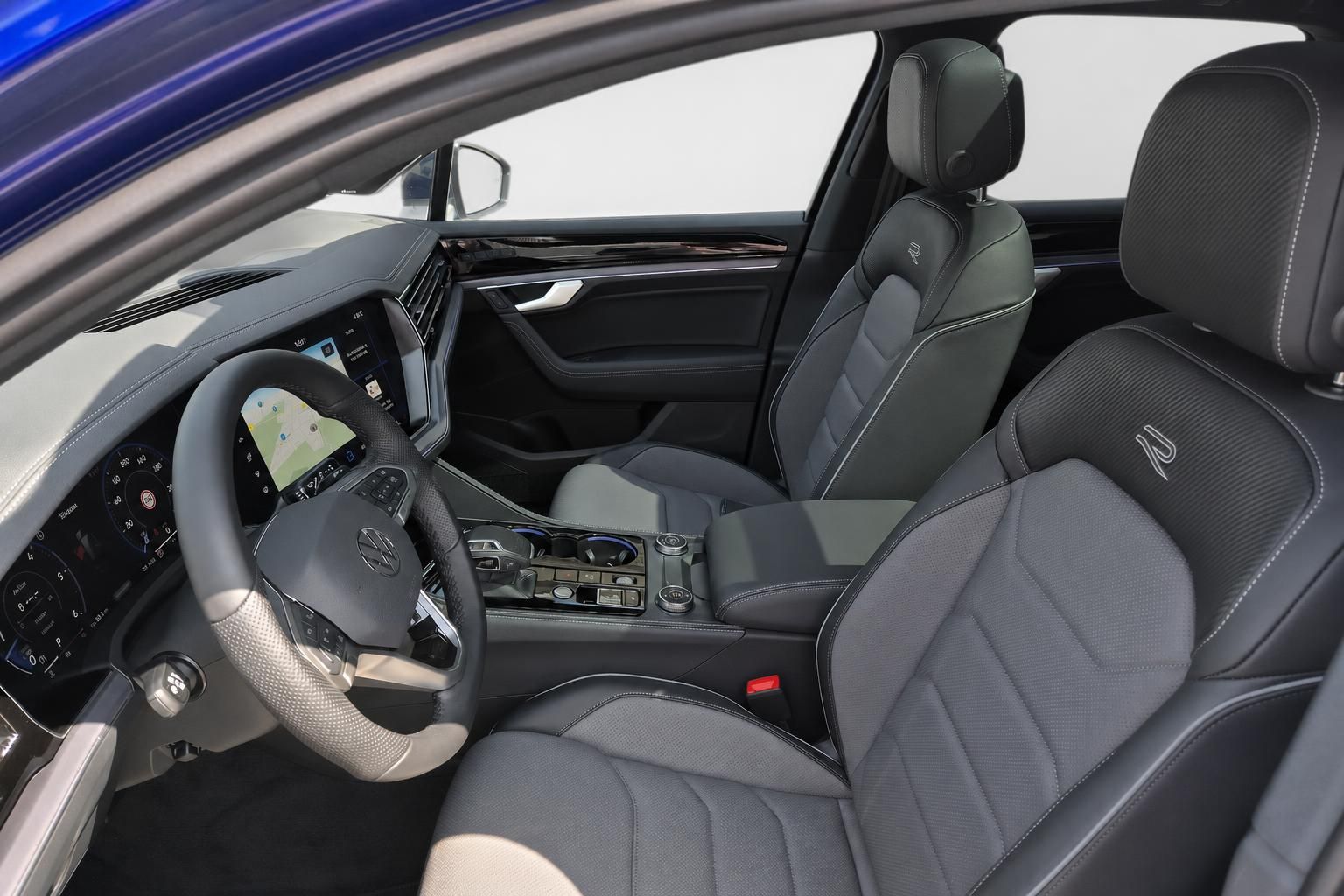 Innenraum VW Touareg R mit Lederausstattung und Cockpit