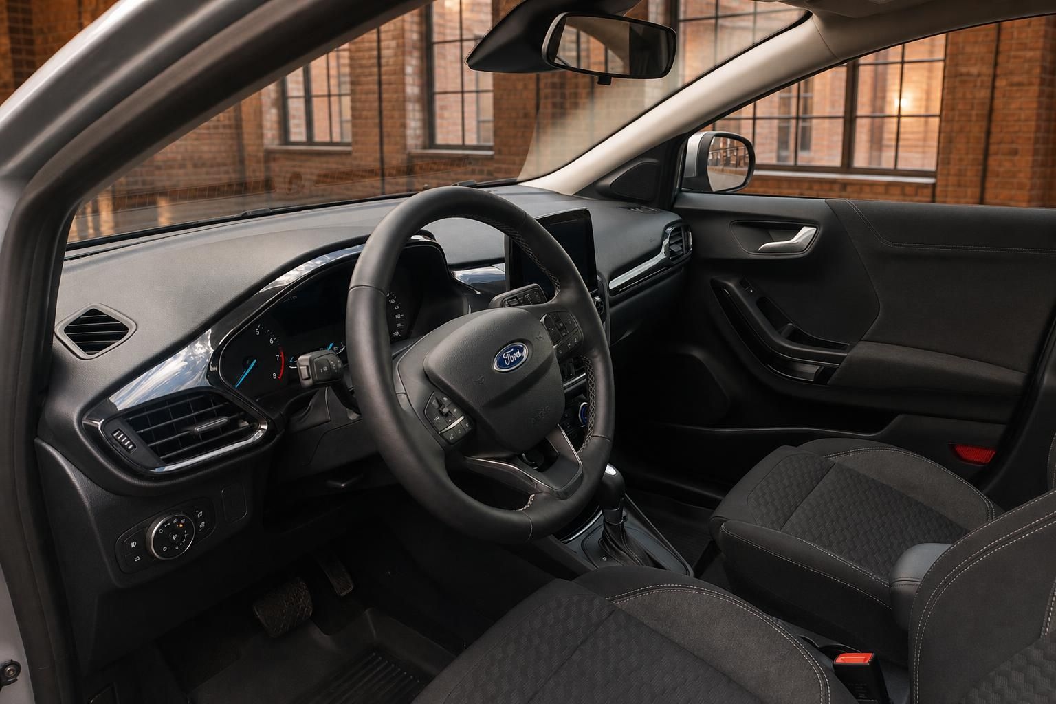 Ford Puma Innenraum – Cockpit mit Lenkrad, Armaturenbrett und schwarzen Sitzen