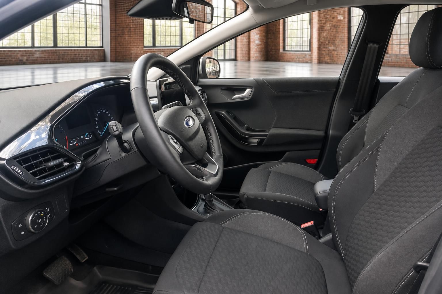 Ford Fiesta Innenraum – Fahrersitz und Beifahrersitz mit schwarzem Stoffbezug