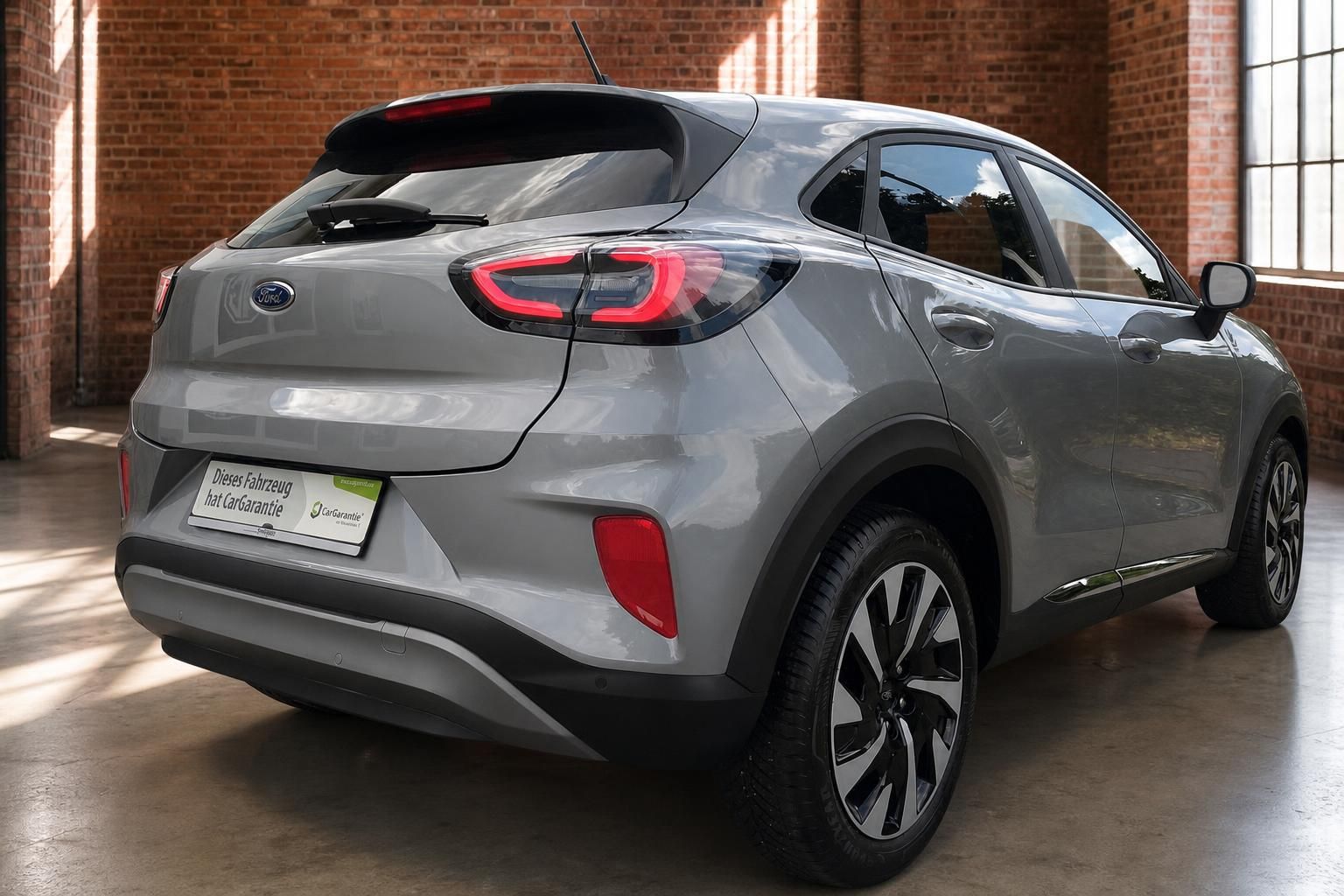 Ford Puma grau Heckansicht schräg links – SUV mit CarGarantie und Leichtmetallfelgen