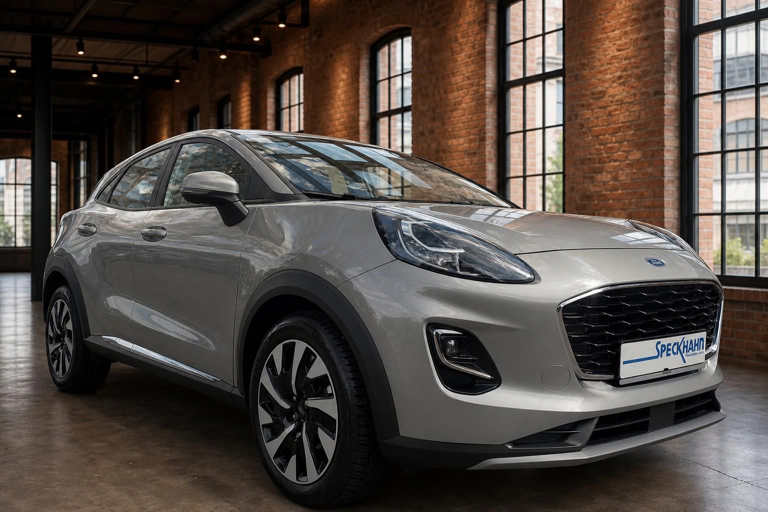 Ford Puma grau Frontansicht schräg links im Showroom – Gebrauchtwagen bei Autohaus Speckhahn
