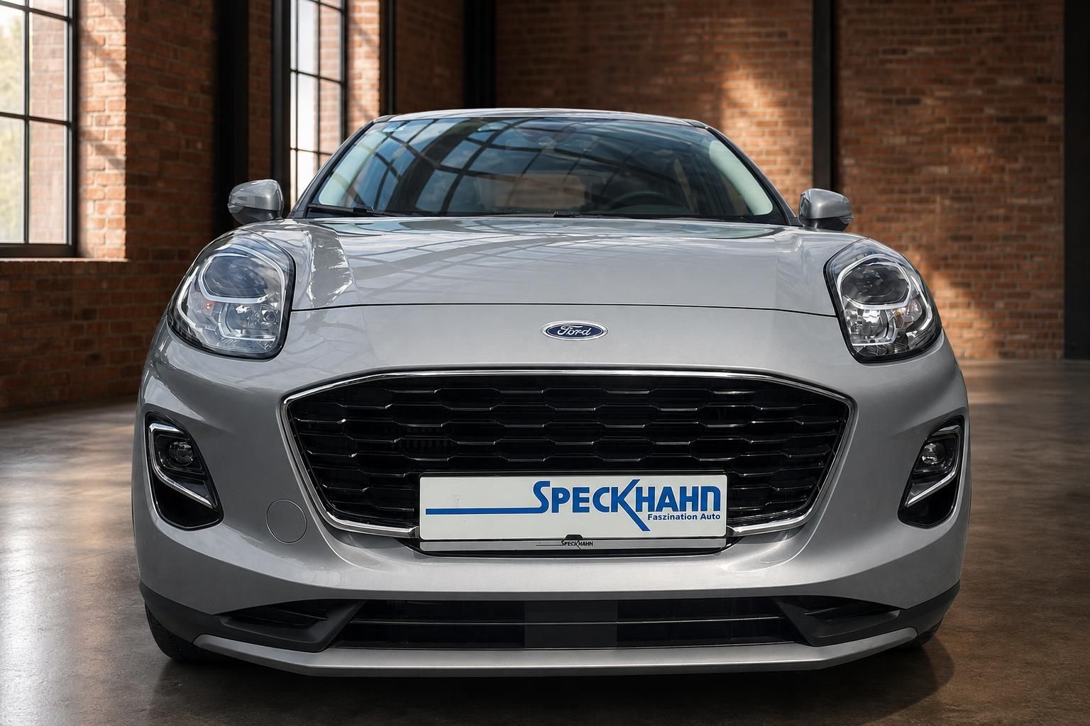 Ford Puma grau Frontansicht mit Speckhahn Händlerkennzeichen in Ausstellungsraum
