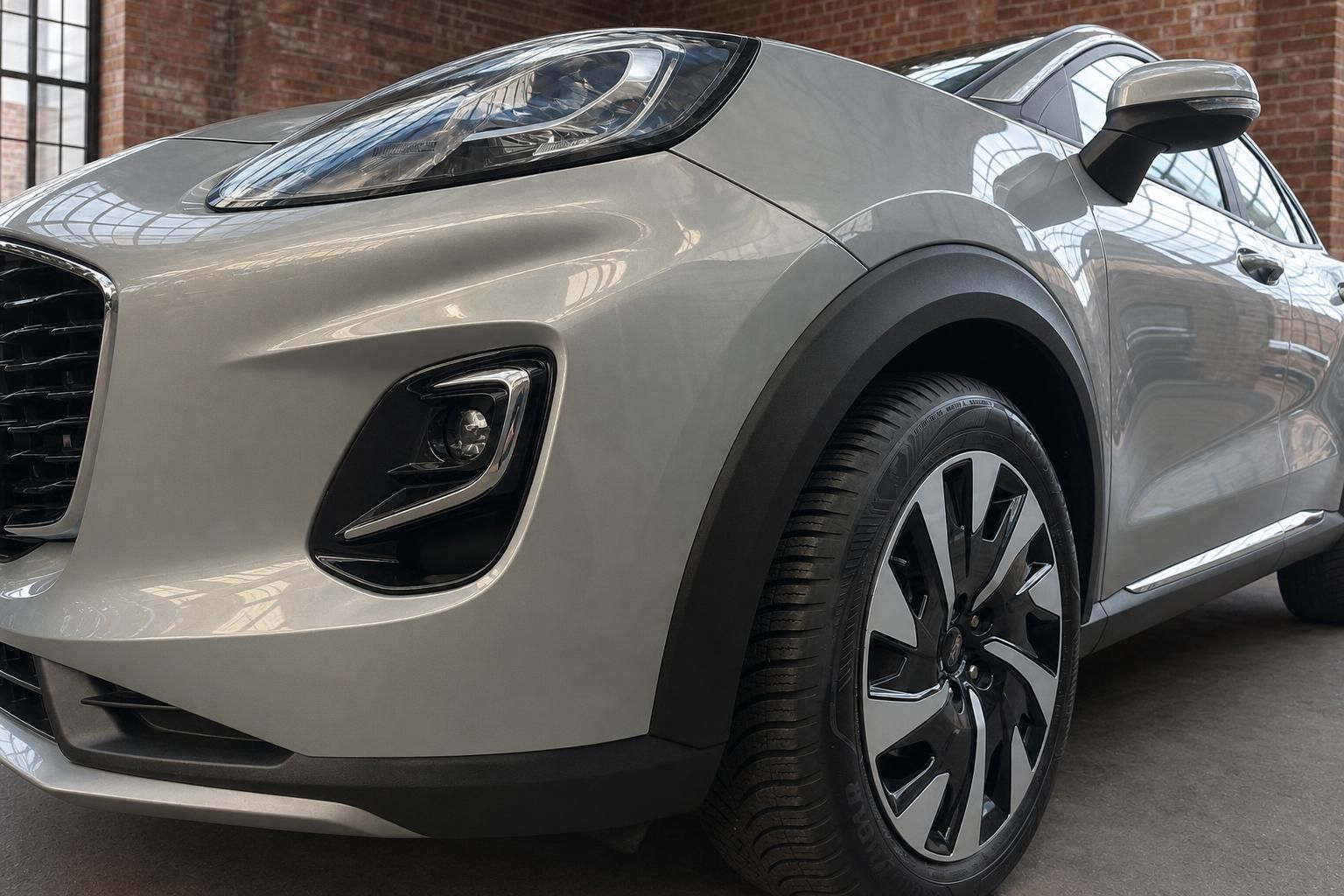 Ford Puma SUV grau – Detailansicht Front mit Scheinwerfer und Felge