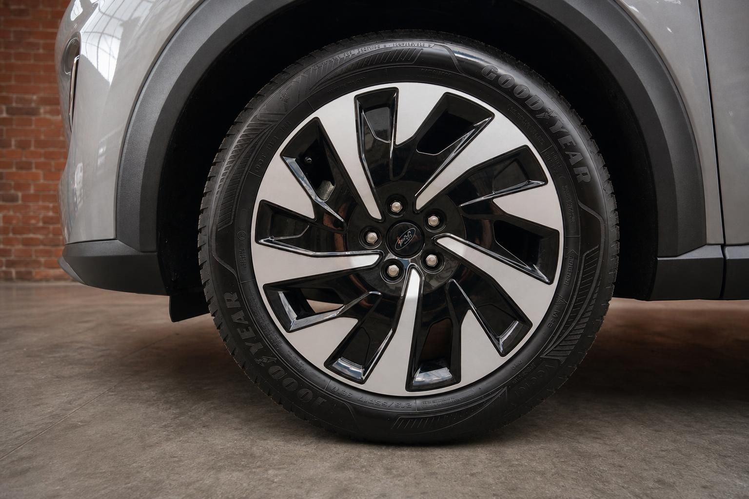 Ford Puma Alufelge schwarz-poliert mit Goodyear Reifen – Detailansicht