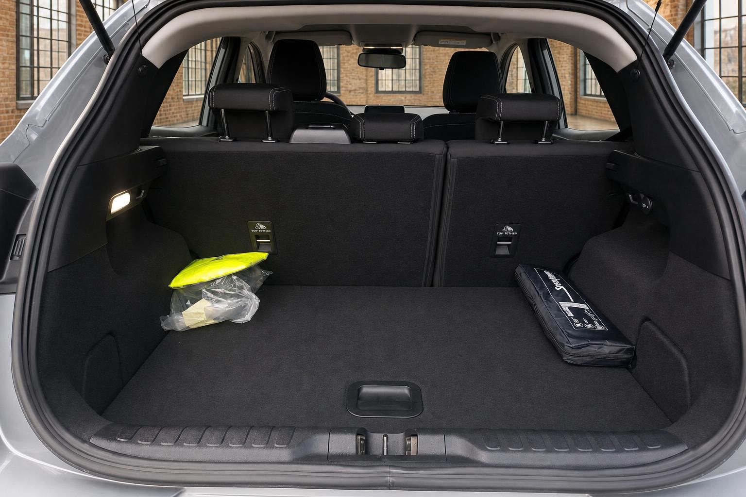 Ford Puma Kofferraum geöffnet – geräumiger Laderaum mit schwarzem Teppich