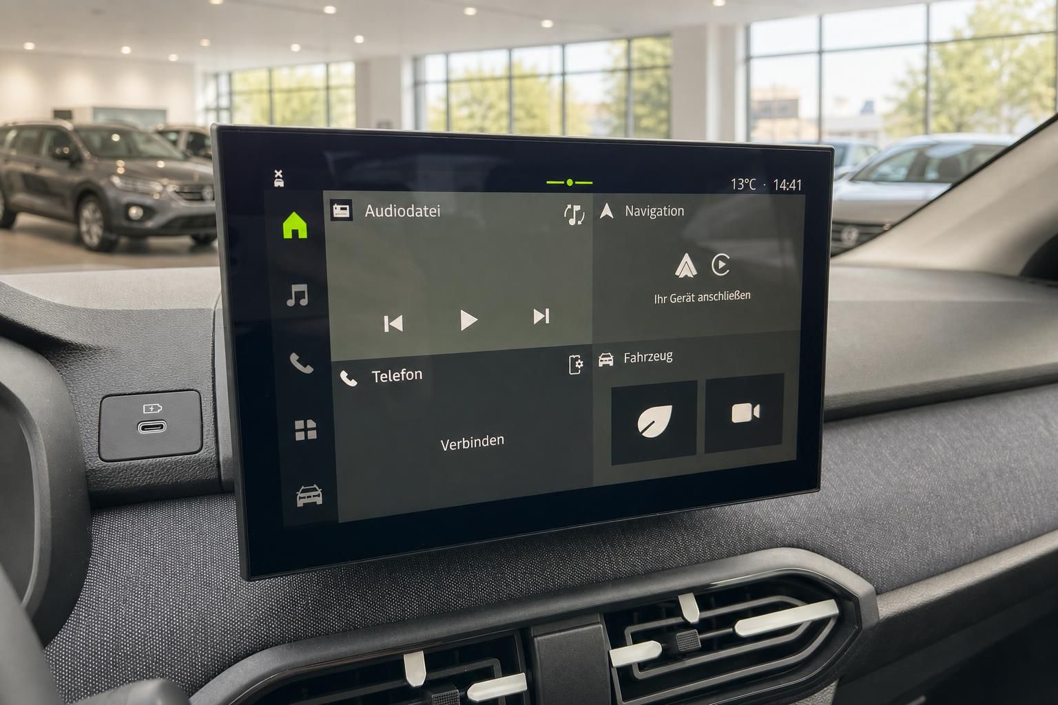 Großes Touchscreen-Display mit Infotainment-System im Fahrzeug-Innenraum