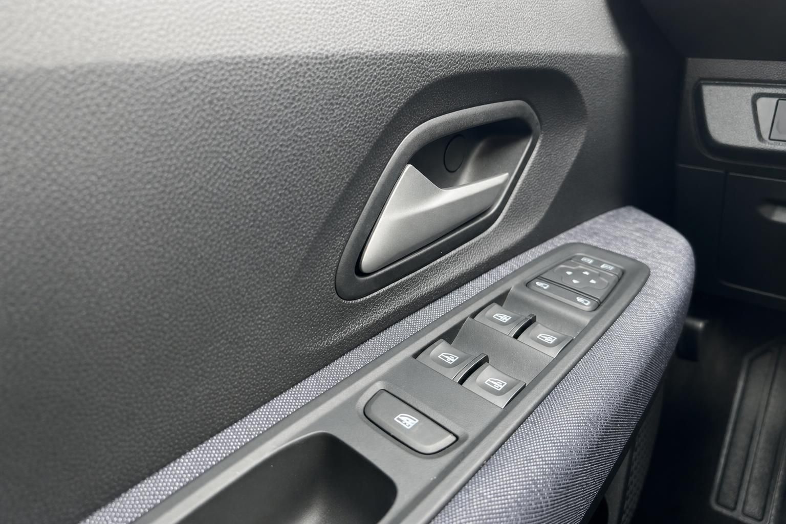 Elektrische Fensterheber-Bedienelemente in der Fahrzeugtür