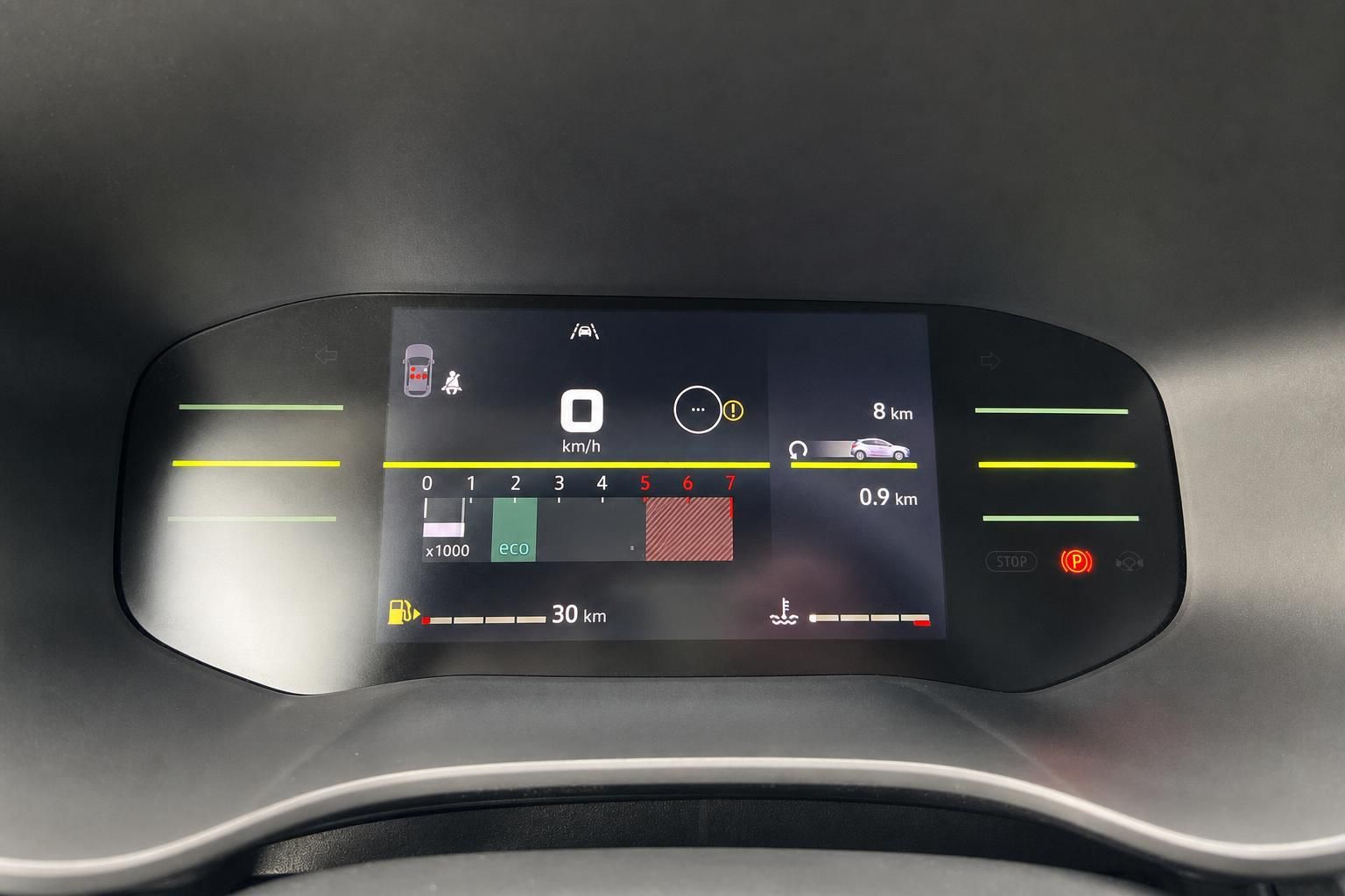 Digitales Kombiinstrument mit Anzeigen für Geschwindigkeit, Navigation und Fahrzeugstatus