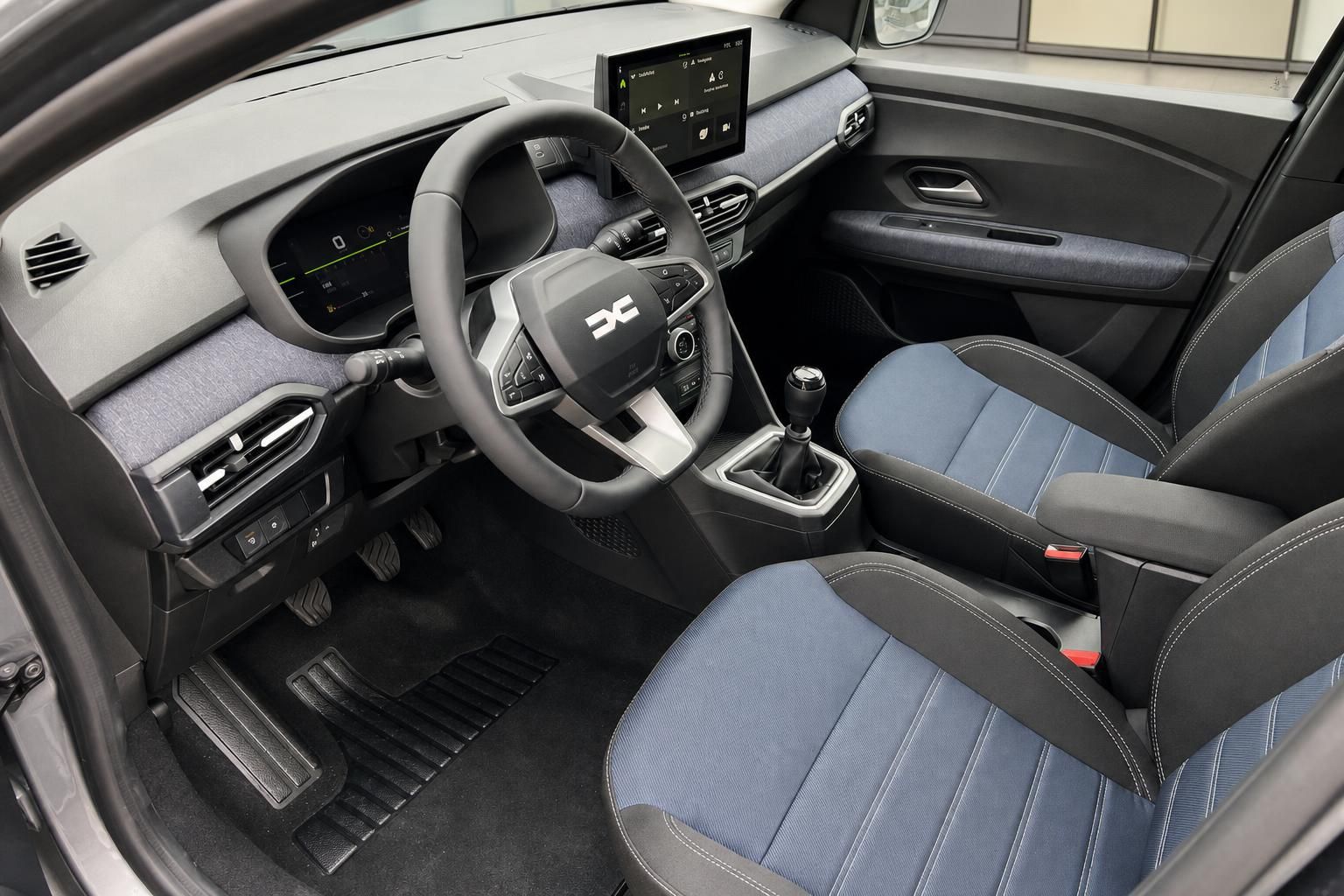 Dacia Sandero Innenraum - schwarze Sitze mit blauen Akzenten und Touchscreen Display