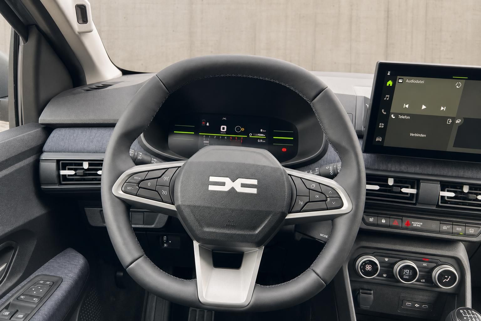Modernes Armaturenbrett mit digitalem Cockpit und Touchscreen-Infotainmentsystem