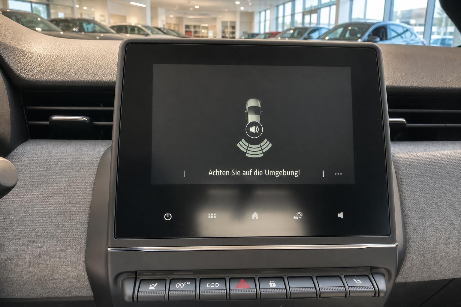 Renault Clio Touchscreen-Display mit Parkassistent und Fahrzeugeinstellungen im Autohaus