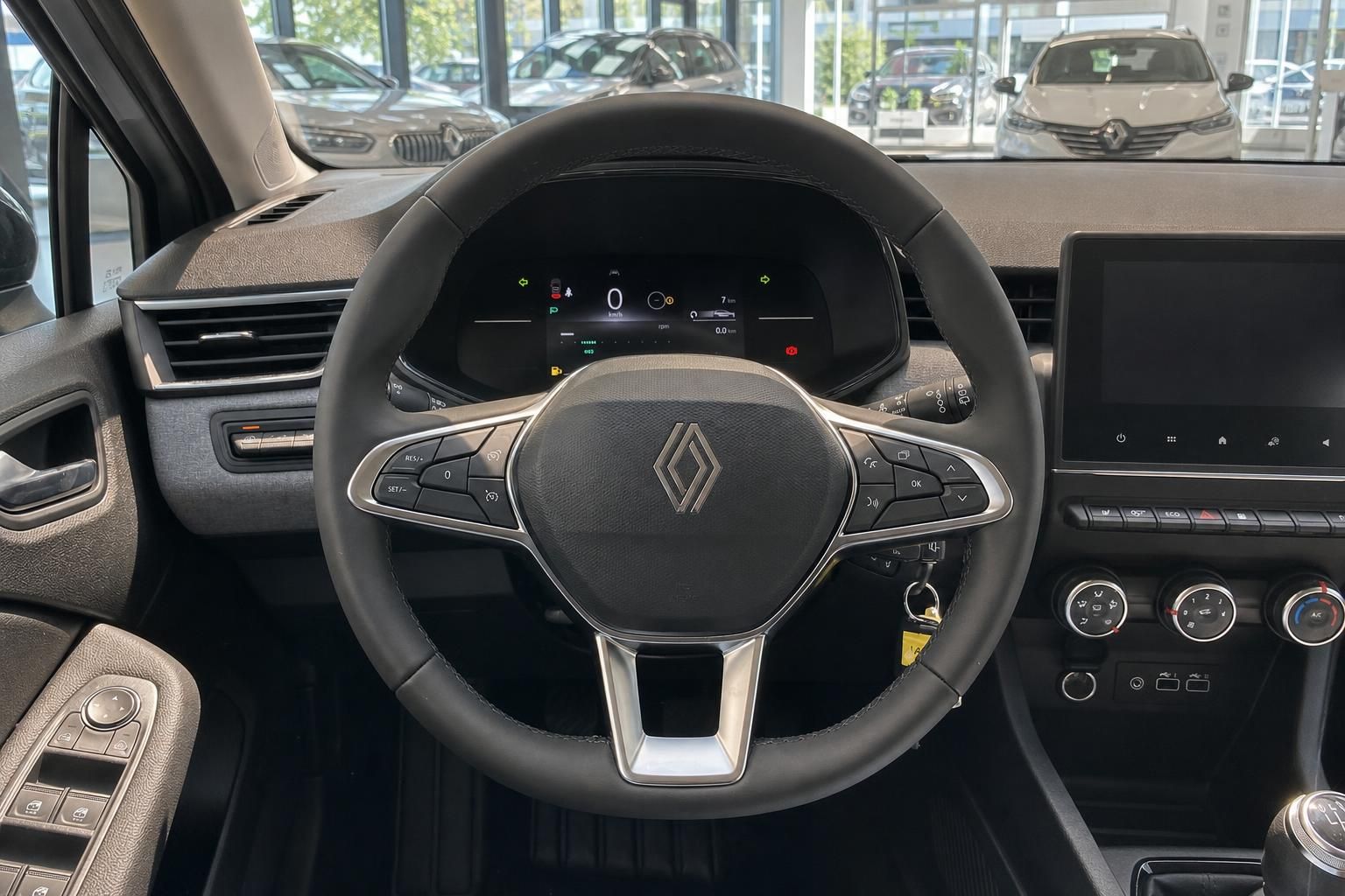 Renault Clio Innenraum – Lenkrad mit Logo, digitales Cockpit und Touchscreen-Infotainment