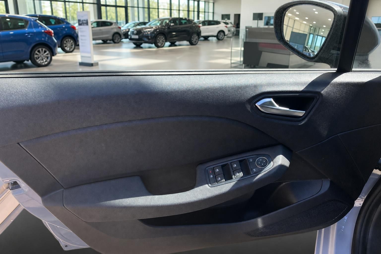 Renault Clio Fahrertür von innen mit Fensterheber, Türgriff und Außenspiegel im Autohaus