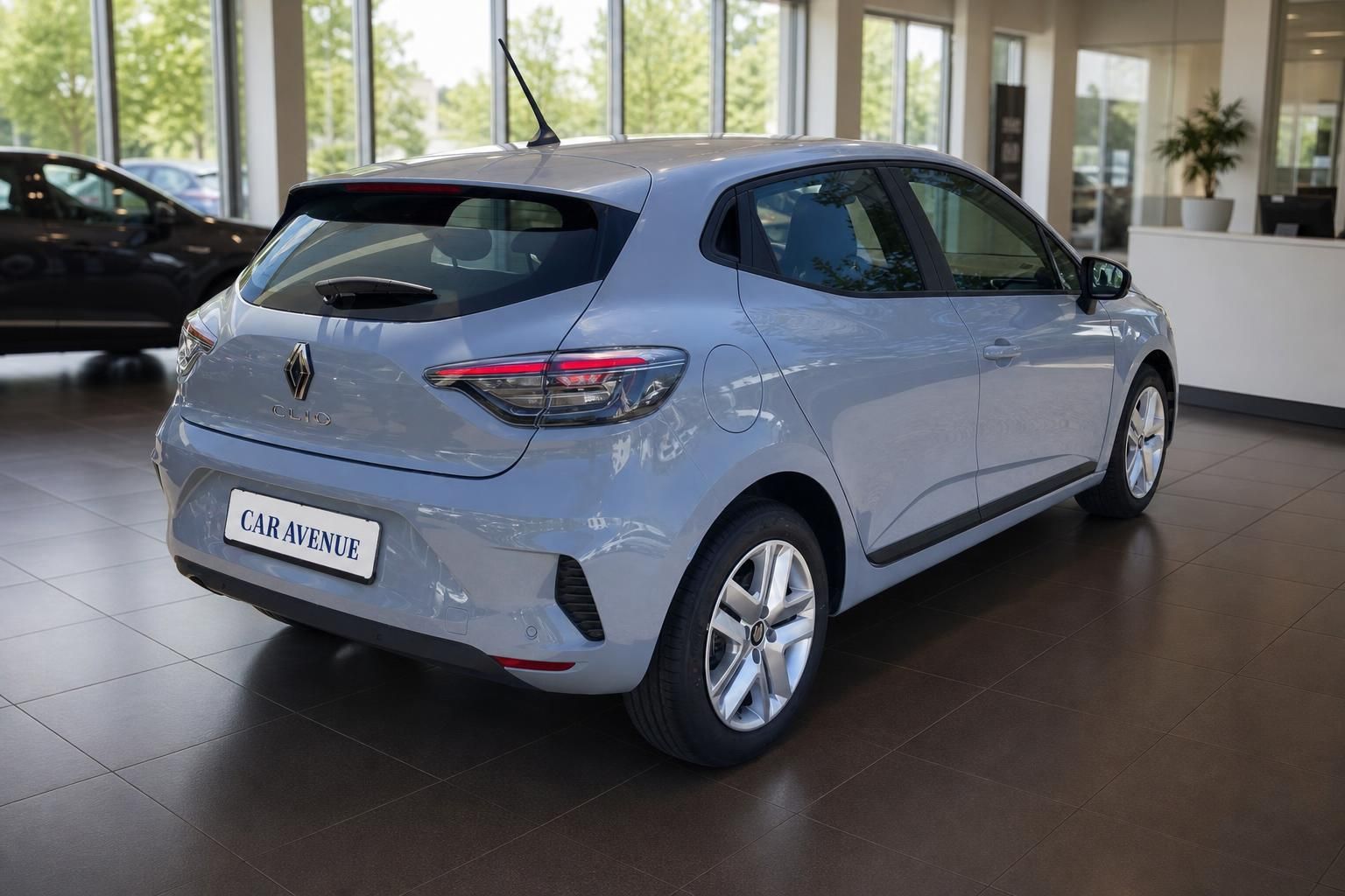 Renault Clio grau Heckansicht schräg im Showroom – moderner Kleinwagen mit Clio-Schriftzug