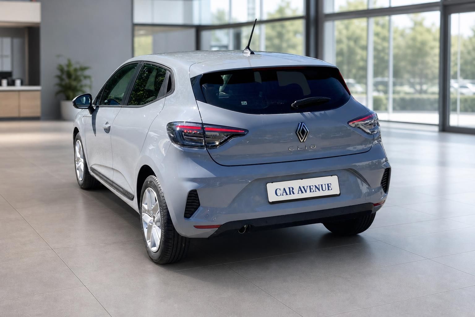 Renault Clio grau Heckansicht im Autohaus – 5-türiger Kleinwagen mit LED-Rückleuchten