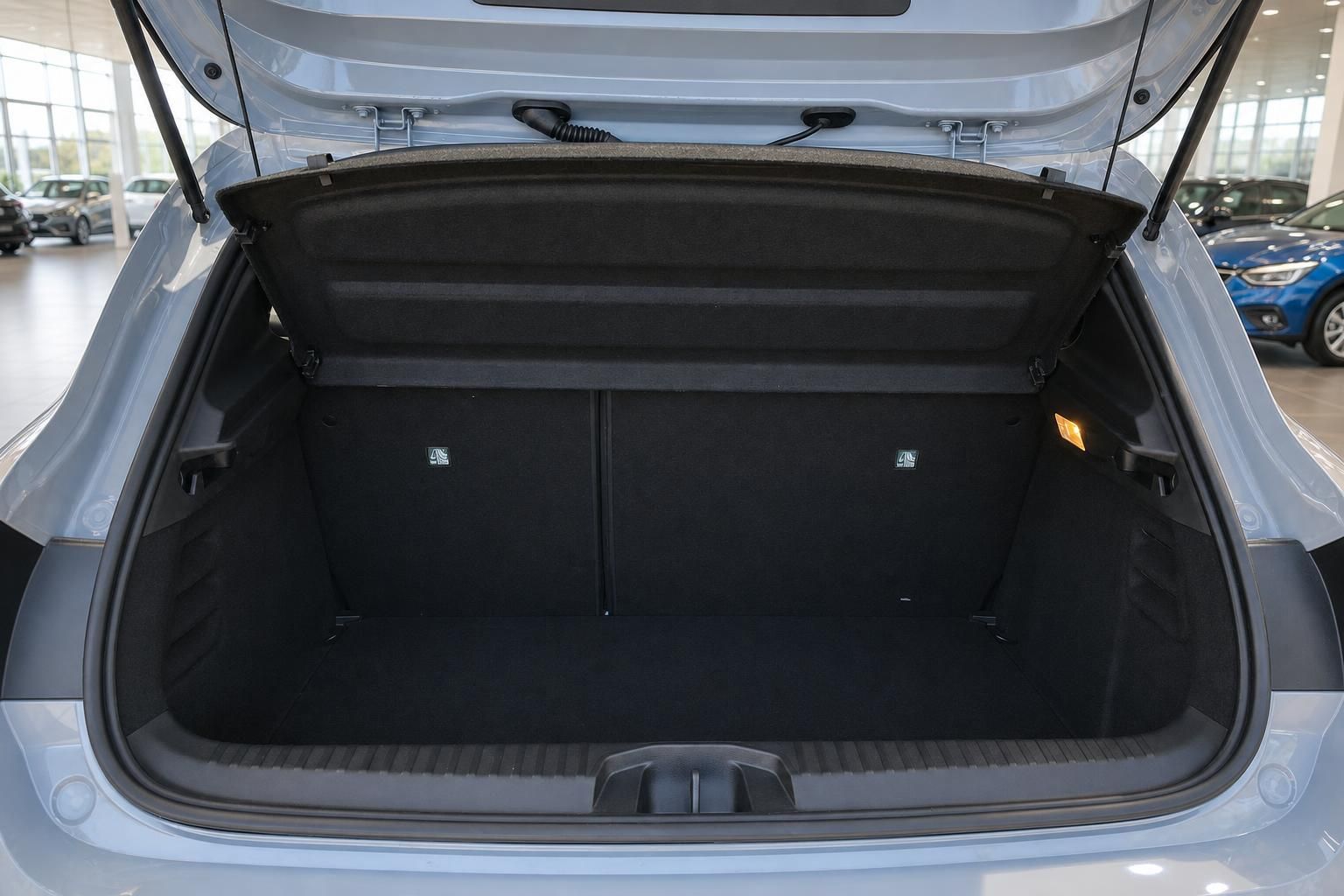 Geräumiger Kofferraum eines silbernen SUV mit geöffneter Heckklappe im Autohaus
