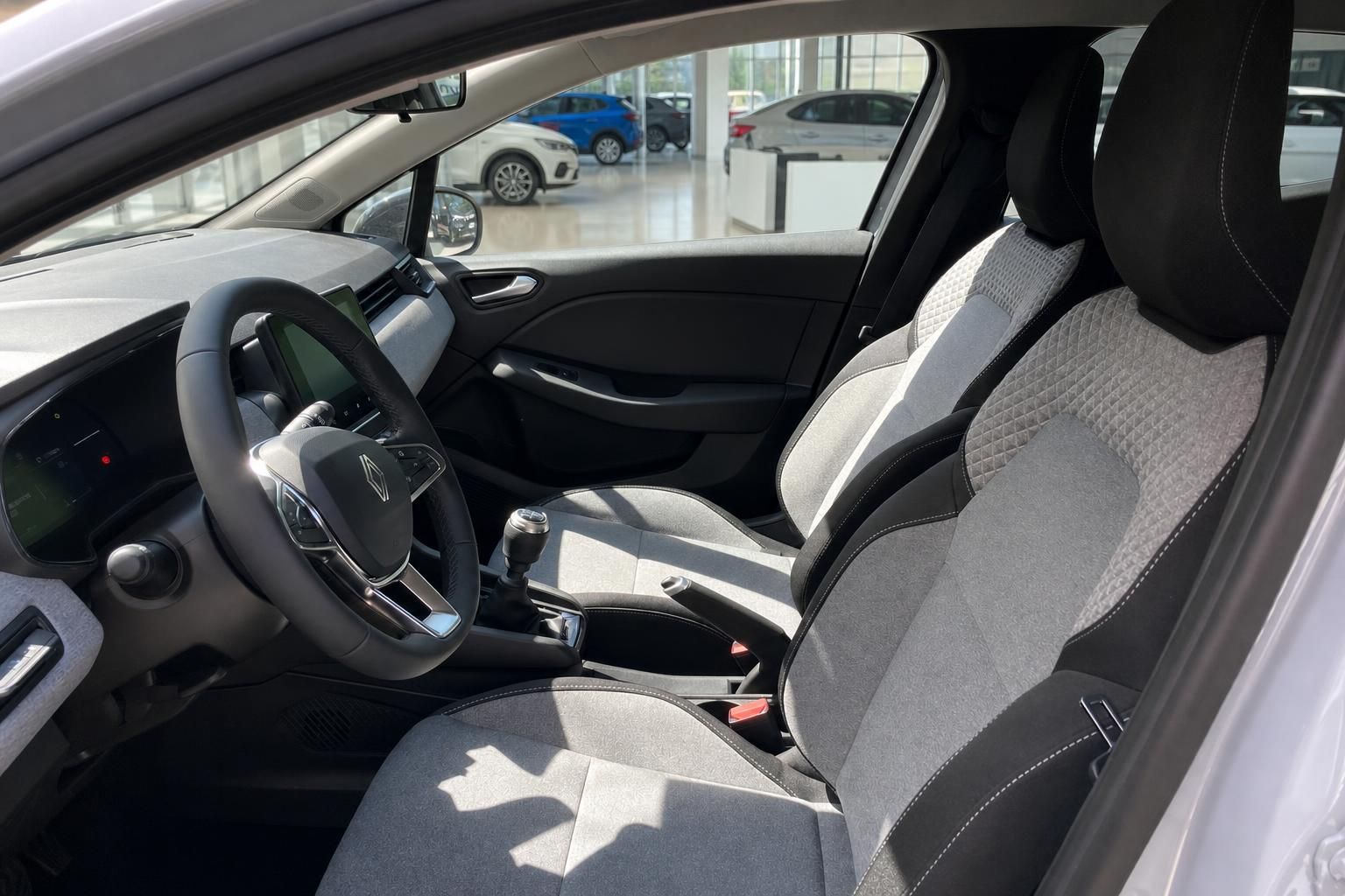 Renault Clio Innenraum Fahrerseite – Lenkrad, Touchscreen und graue Stoffsitze