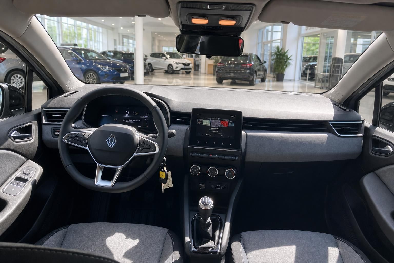 Renault Clio Cockpit mit Lenkrad, Navi-Display, Schaltgetriebe und Armaturenbrett im Autohaus