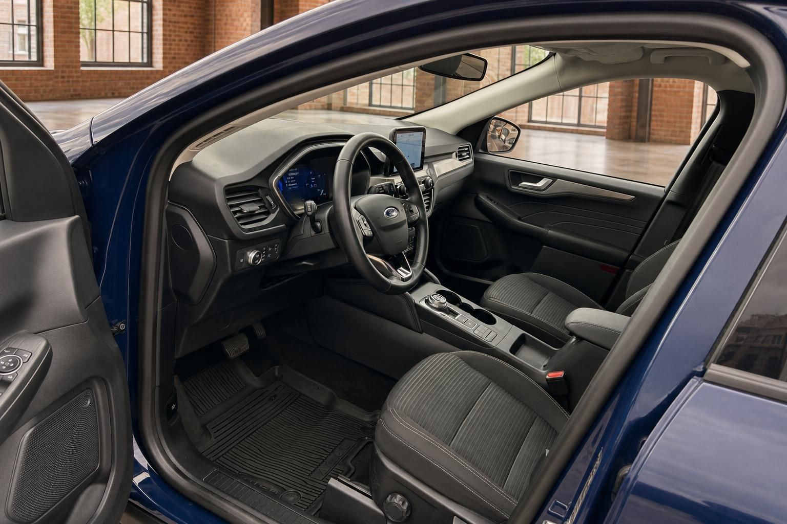Ford Kuga Innenraum Cockpit mit Lenkrad und Sitzen blau