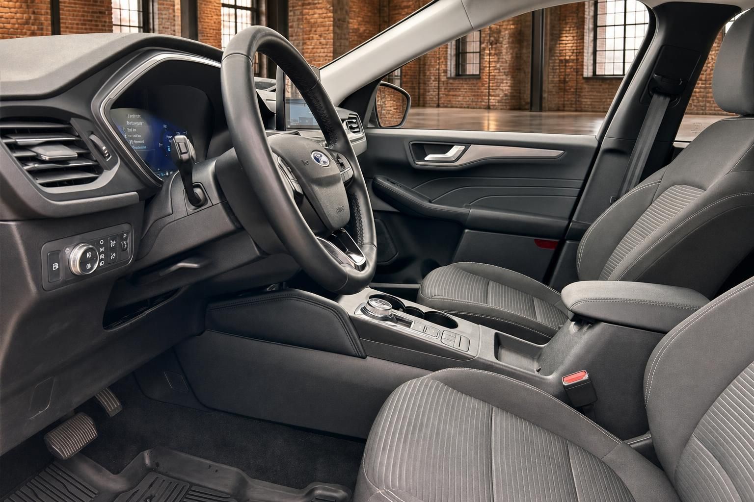 Ford Fahrerraum mit Ledersitzen, Mittelkonsole und Lenkrad im Detail