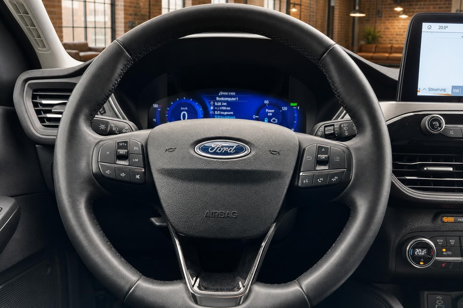 Ford Lenkrad Nahaufnahme mit Bedienelementen und Tachoanzeige