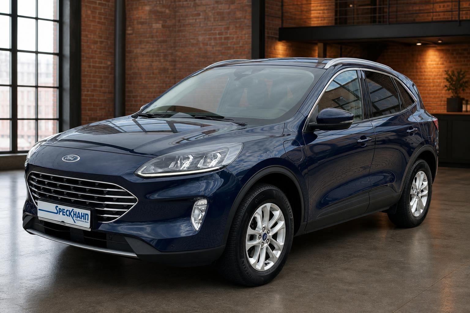 Ford Kuga dunkelblau Frontansicht schraeg in Industriehalle
