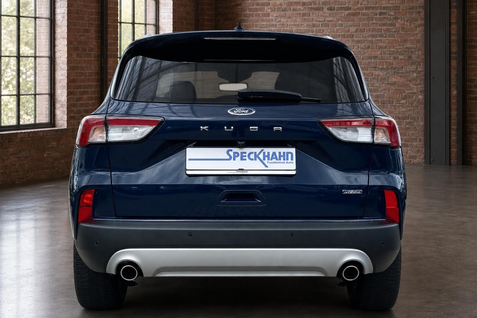 Ford Kuga dunkelblau Heckansicht frontal mit Hybrid-Schriftzug