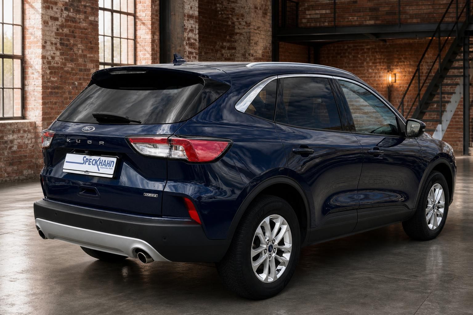 Ford Kuga dunkelblau Heckansicht schraeg vor Treppenaufgang