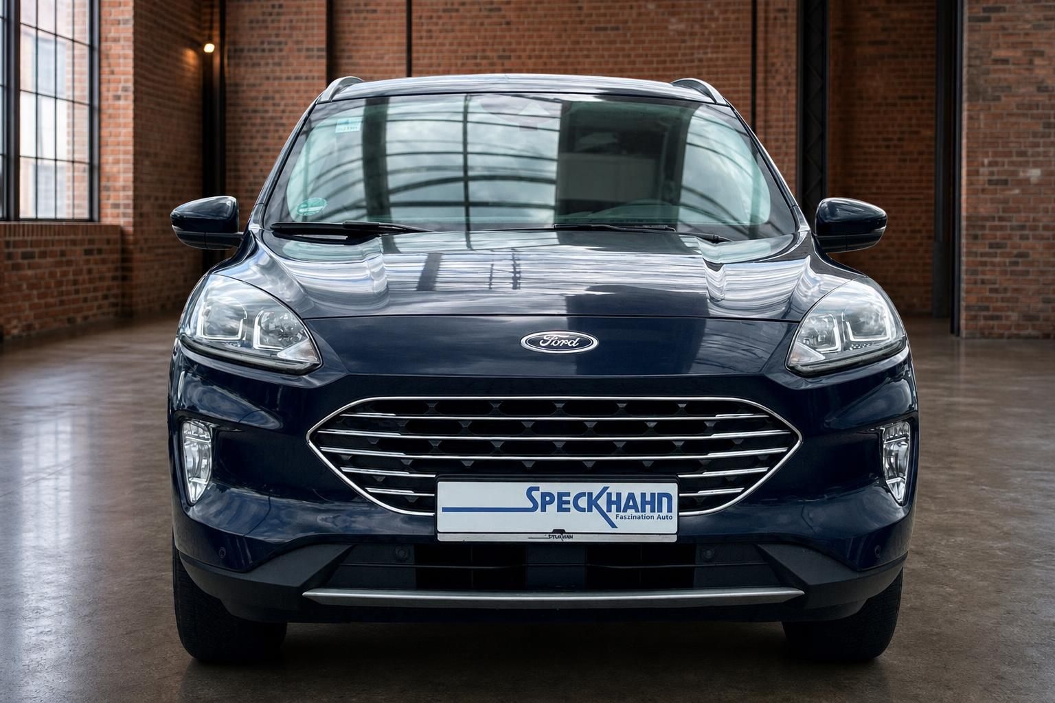 Ford Kuga blau Frontansicht mit Kuehlergrill und LED-Scheinwerfern