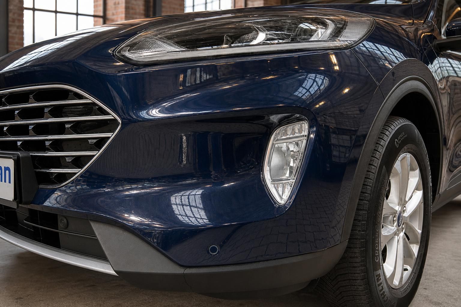 Ford Kuga blau Frontstossstange mit Nebelscheinwerfer Detailansicht