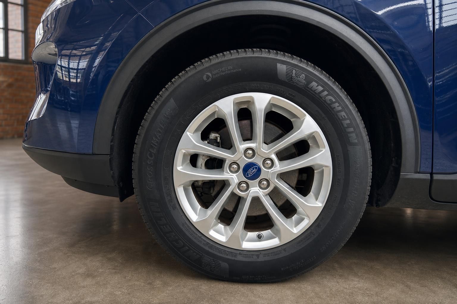 Ford Kuga blau Detailansicht Felge mit Michelin Reifen