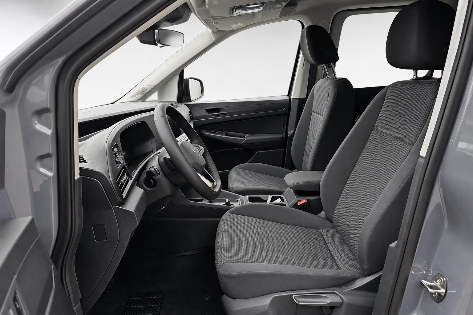 VW Caddy Innenraum Vordersitze und Cockpit mit Lederlenkrad
