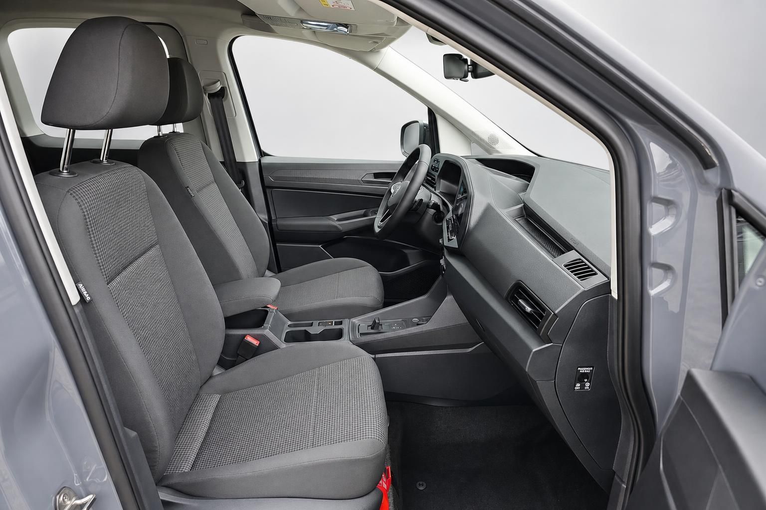 VW Caddy Innenraum Sitze und Armaturenbrett von Beifahrerseite
