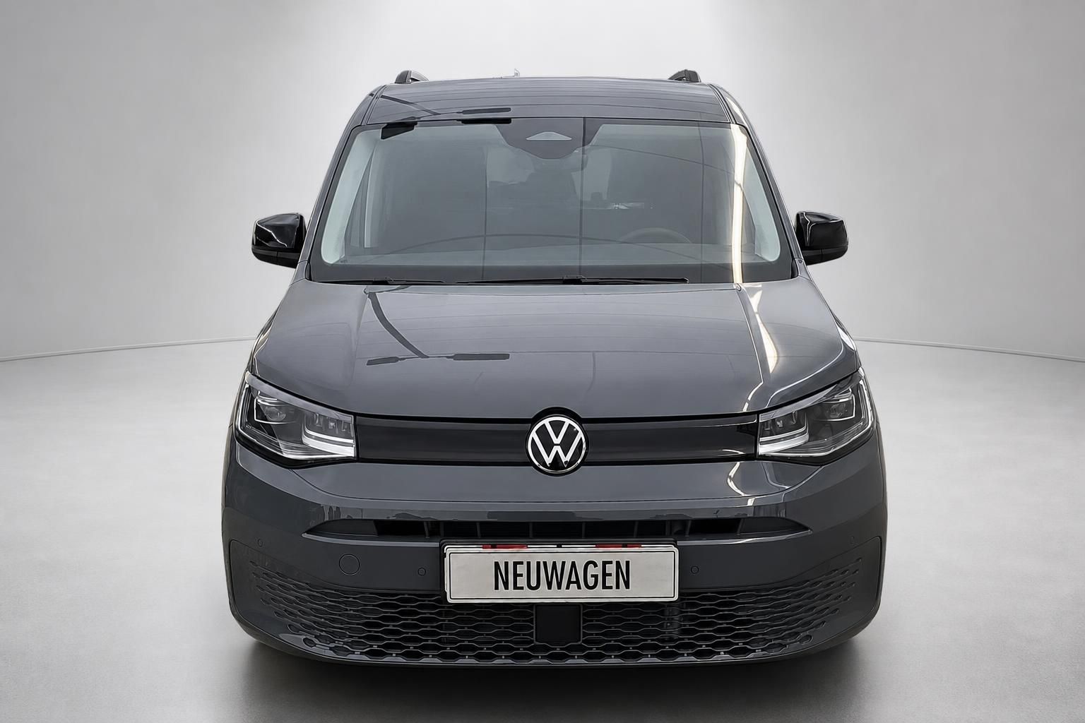VW Caddy Grau Frontansicht mit VW Logo im Studio