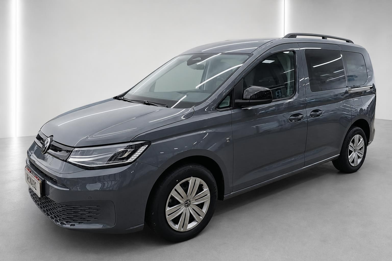 VW Caddy Grau Frontansicht Schraeg im Showroom