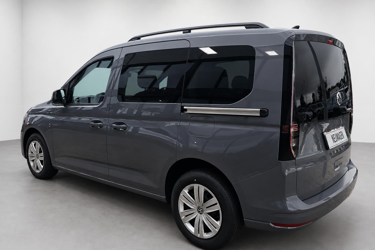 VW Caddy Grau Heckansicht Seitlich im Studio