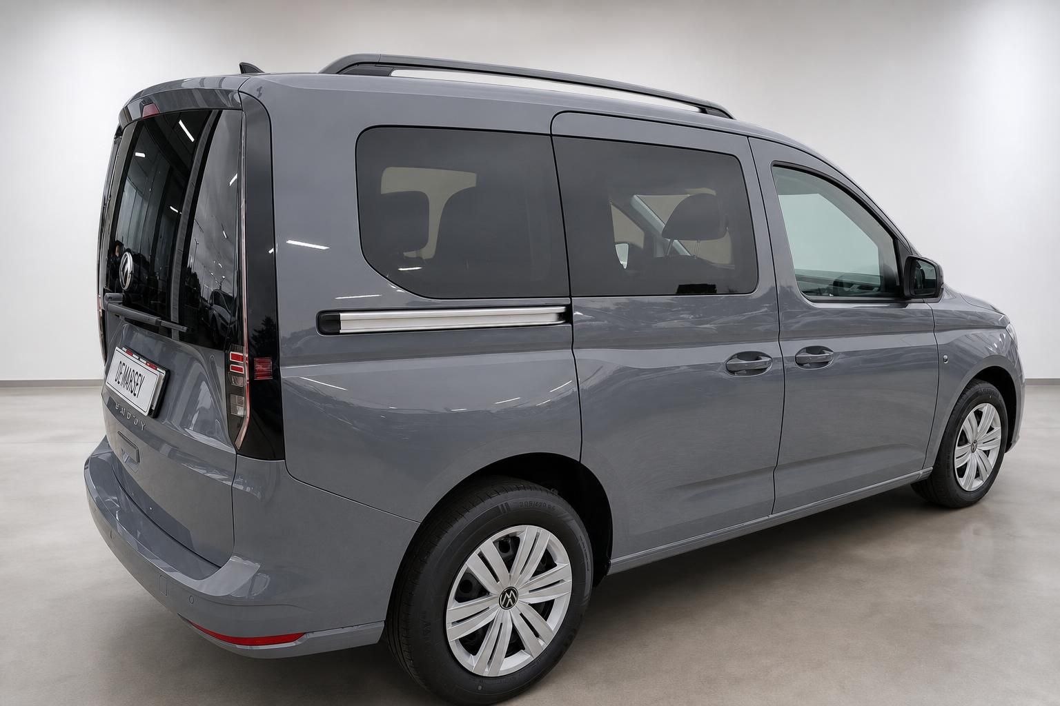 VW Caddy grau Heckansicht seitlich mit Alufelgen im Studio
