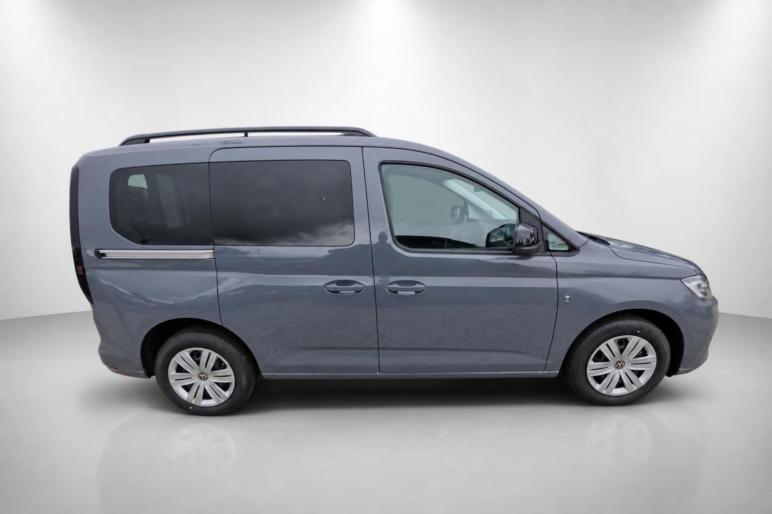 VW Caddy grau Seitenansicht komplett im Fotostudio