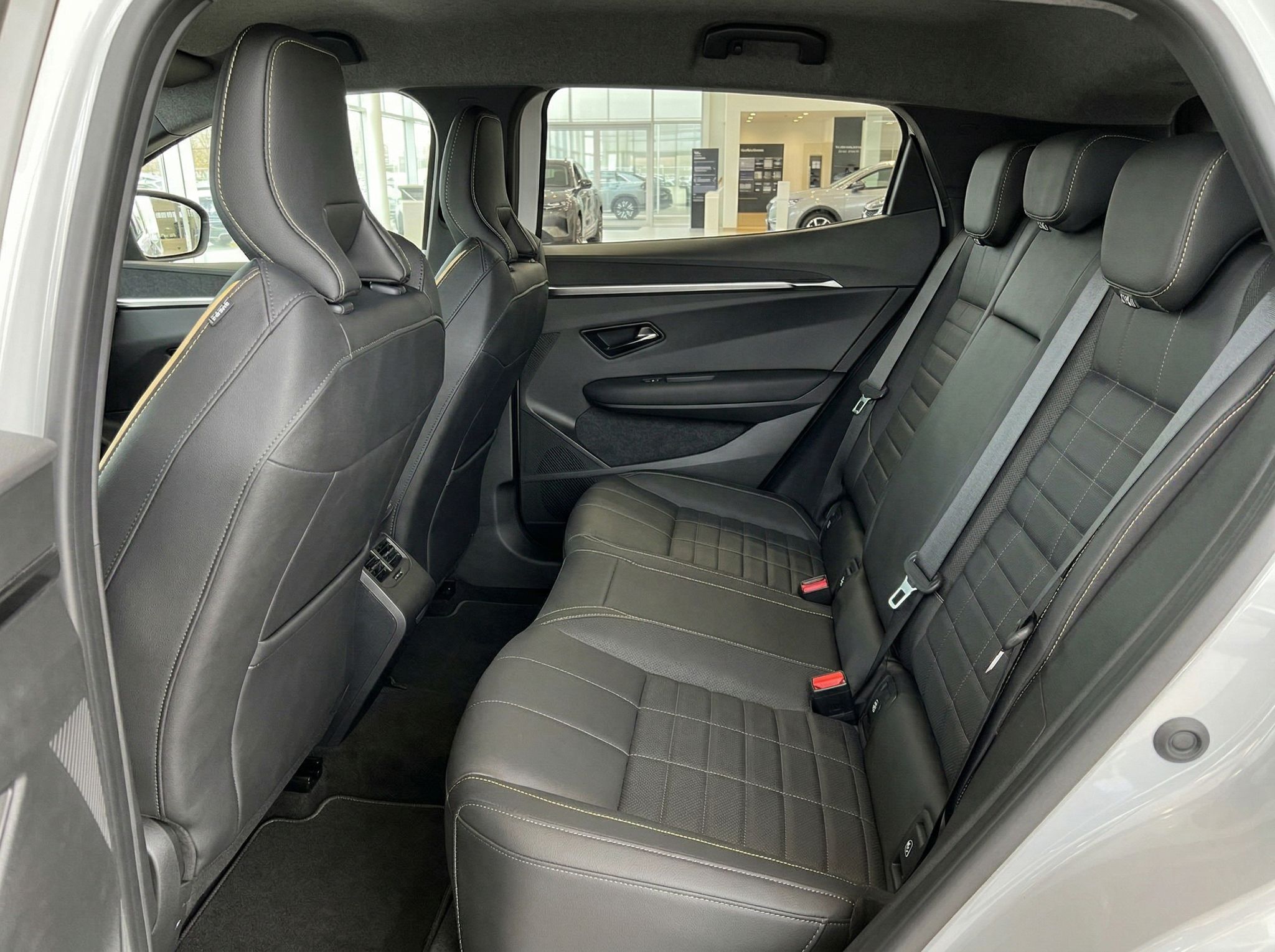 Fahrzeug Rücksitzbank mit grauen Ledersitzen und Kopfstützen im Innenraum