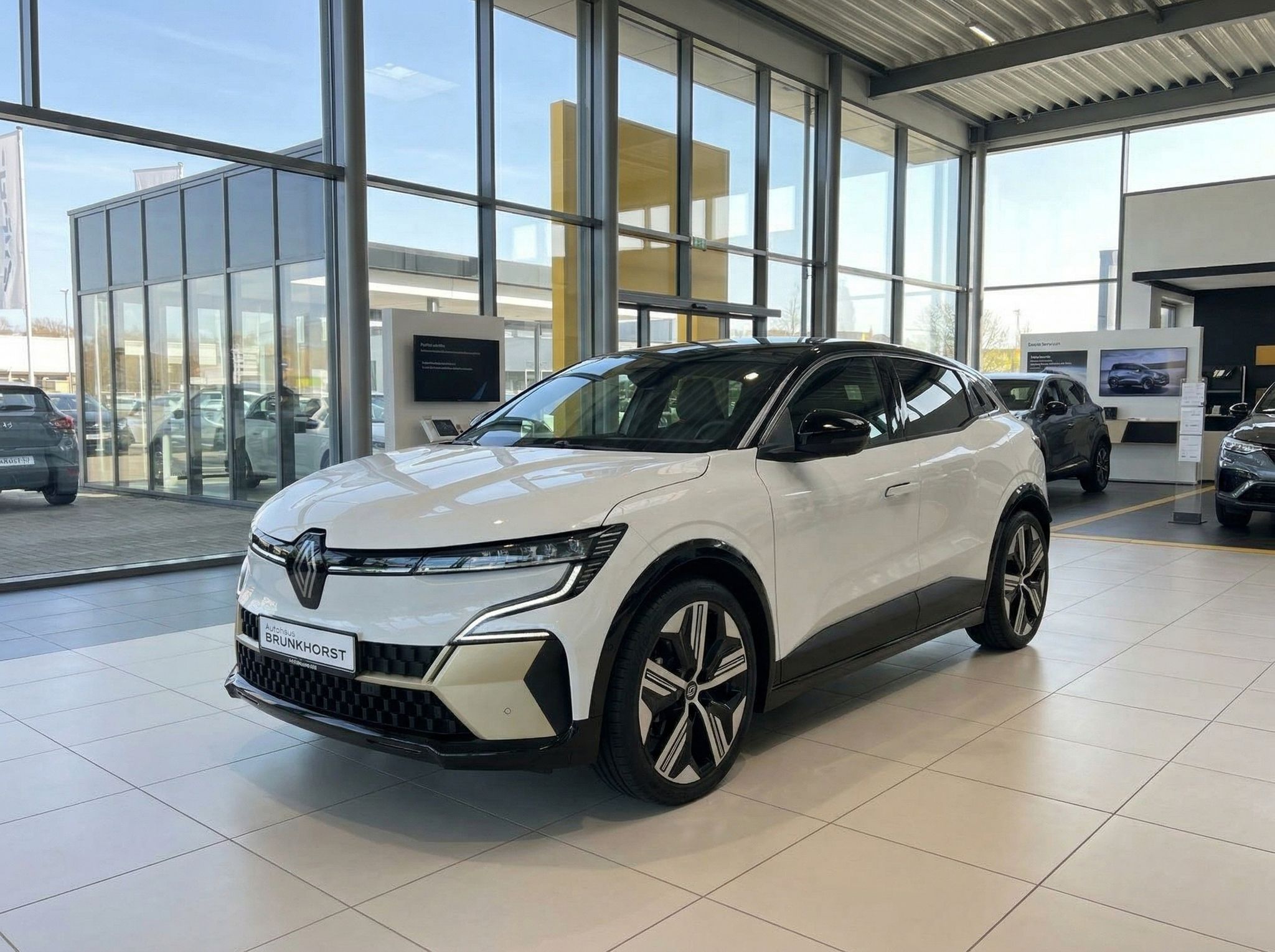 Weißer Renault SUV im Autohaus Showroom - moderne Elektrofahrzeug Ausstellung
